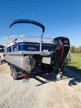 2018 24 foot SunTracker Fishing Barge Deluxe Pontoon Boat for Sale in ...